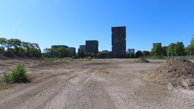 912871 Gezicht op het braakliggende terrein tussen de Europalaan (rechts) en de Kanaalweg te Utrecht, waar het ...